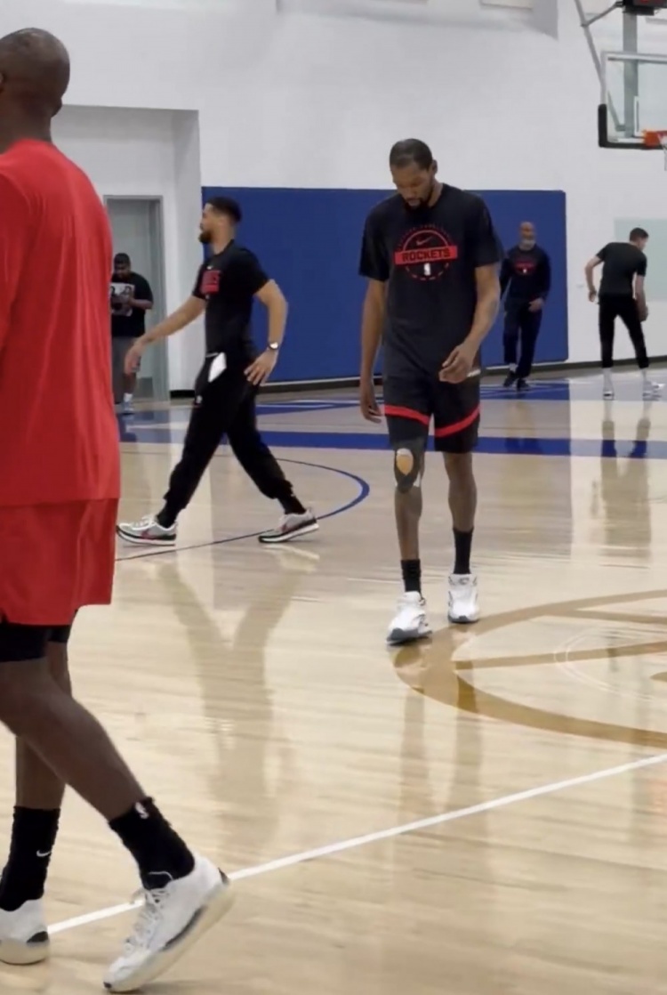 火箭随队记者现场观察 杜兰特训练无跛行笑容多