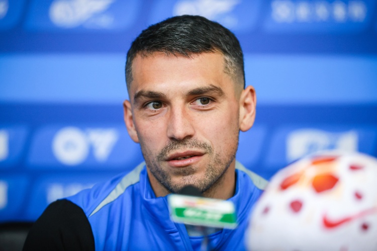 大连英博惨遭玉昆三球痛击 五连胜终结背后伤病潮汹涌