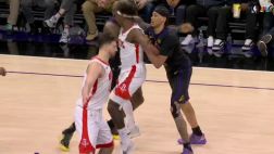 [詹姆斯2三分]詹姆斯手感突然爆发 连续投进两记三分！