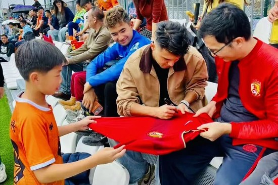 双膝重建后正式签约山西崇德荣海，艾沙江·库尔班：目标多踢比赛，向更高平台迈进