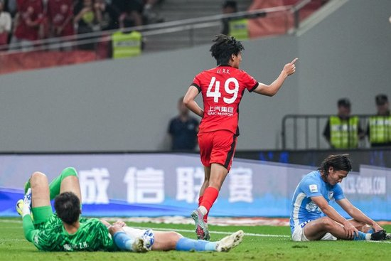19岁蒯纪闻助攻36岁张琳芃 海港3-0轻取大连英博