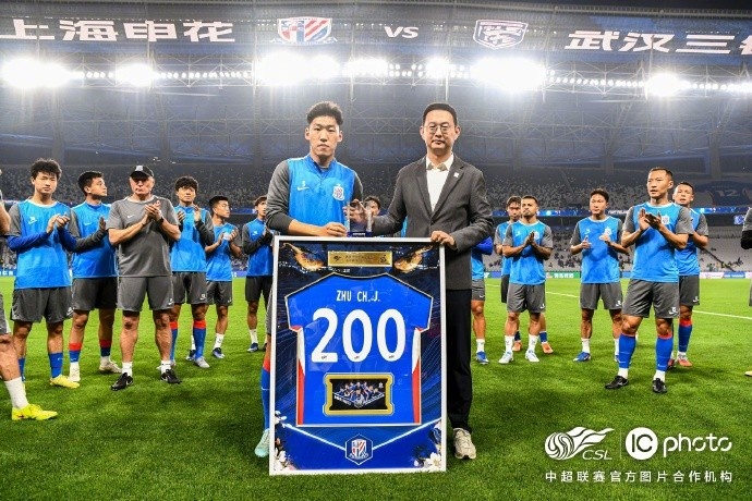 申花赛前为朱辰杰举办200场纪念仪式 17岁首秀到国脚中坚
