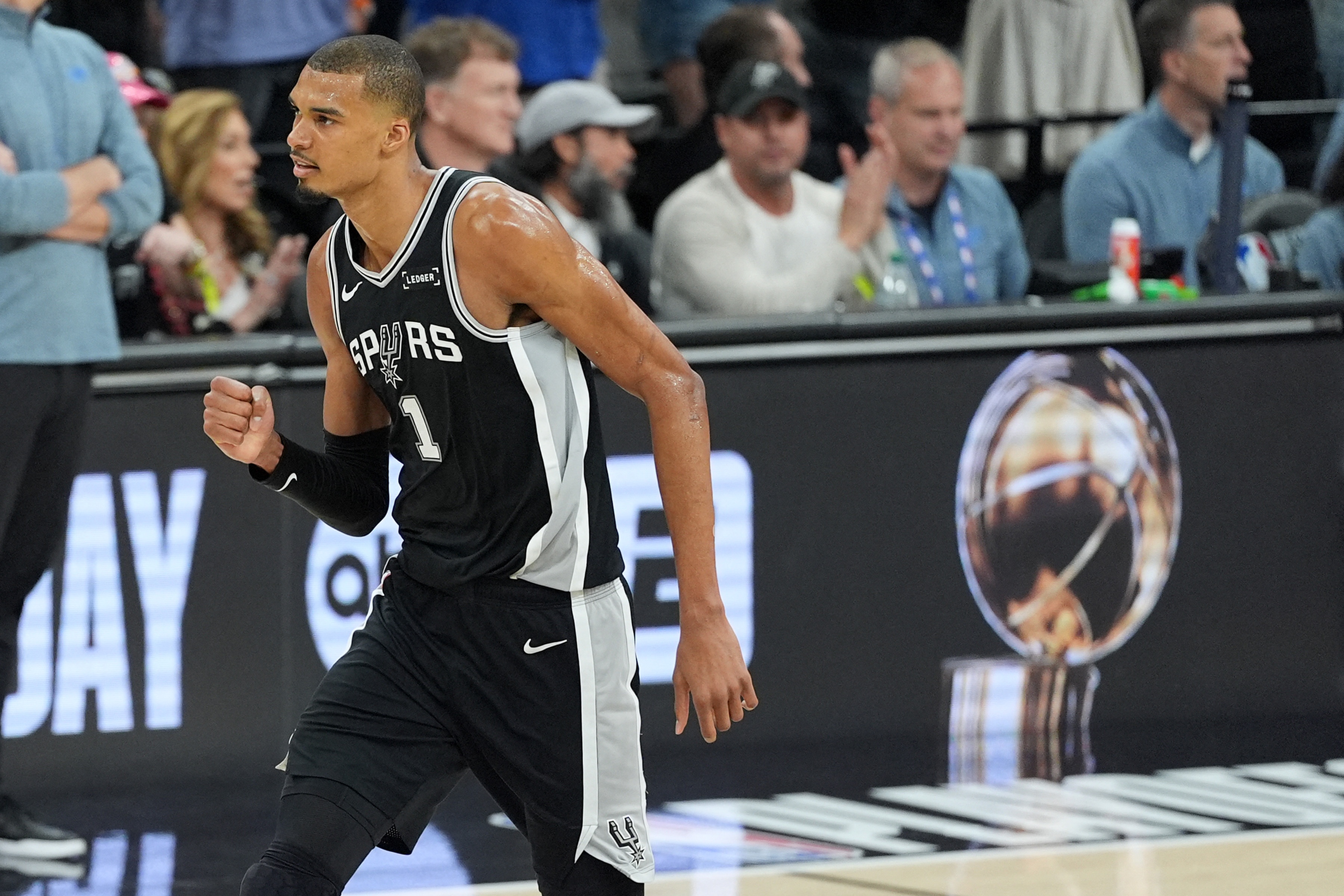 总决赛G1单项纪录盘点:韦斯特53分张伯伦33板邓肯7帽 总决赛G1单项纪录盘点:韦斯特53分张伯伦33板邓肯7帽
